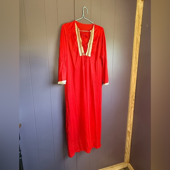 Vintage 70s Red Maxi Lounge Dress – Lace Trim Boho Peasant Style (Size M USA) - Picture 7 of 11